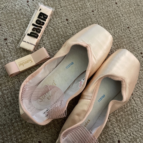 Sansha Shoes - Pointe Shoes